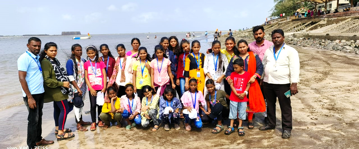 Orphan Kids Went Outdoors beach Mumbai